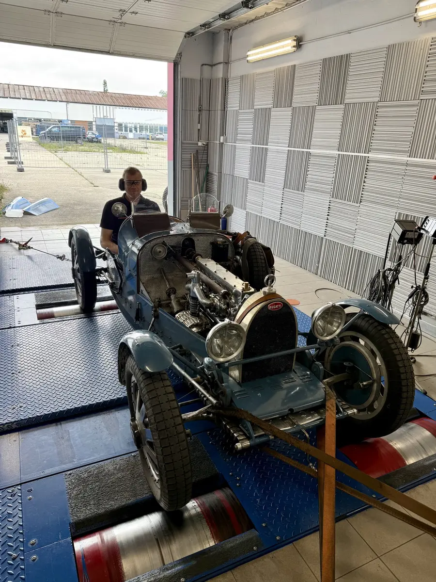 Historické vozidlo Bugatti pri meraní výkonu na valcovej skúšobni MM RACING