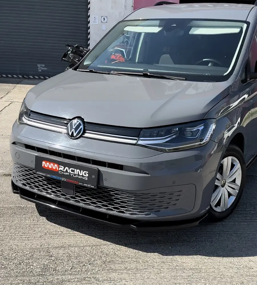 Volkswagen Caddy s predným splitterom Maxton Design pred dielňou MM RACING