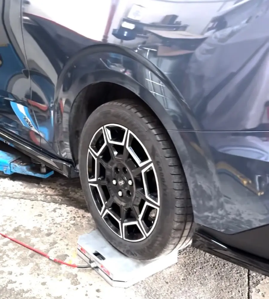 Rohové váženie vozidla na samostatnej váhe v MM RACING